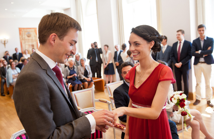 Les mariés échangent les alliances.lors d'une cérémonie civile à la mairie du Mans