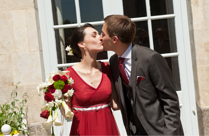 jeune mariés qui s'embrassent à la sortie de la cérémonie civile