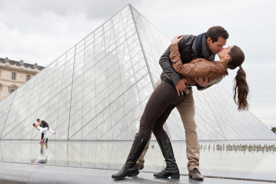 portrait-de-couple-seance-engagement-paris-louvre