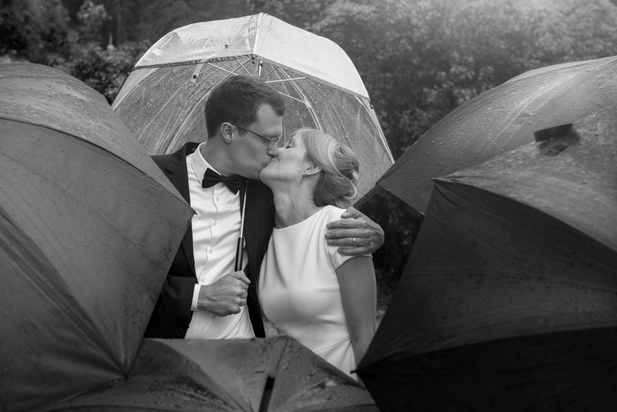 jour-j-photographie-sacha-heron-photographe-mariage-sous-la-pluie-chateau-vallery