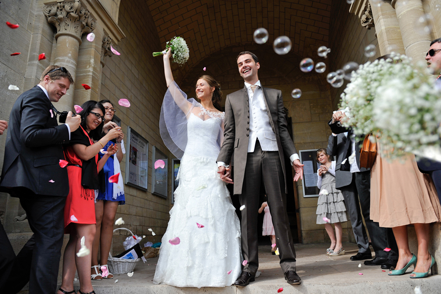 jeunes maries sortant de l eglise apres la ceremonie religieuse à chatou - photo reaise par le photographe de mariage sacha heron - jour-j-photographie.