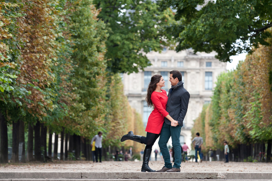 seance engagement et portrait de couple dans le jardin des tuilleries par le photographe sacha heron - jour-j-photographie