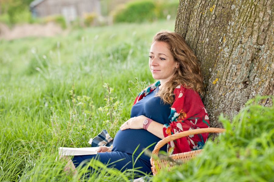 seance photo grossesse en extérieur. la future maman pose sous un arbre pour le photographe sacha heron - jour-j-photographie