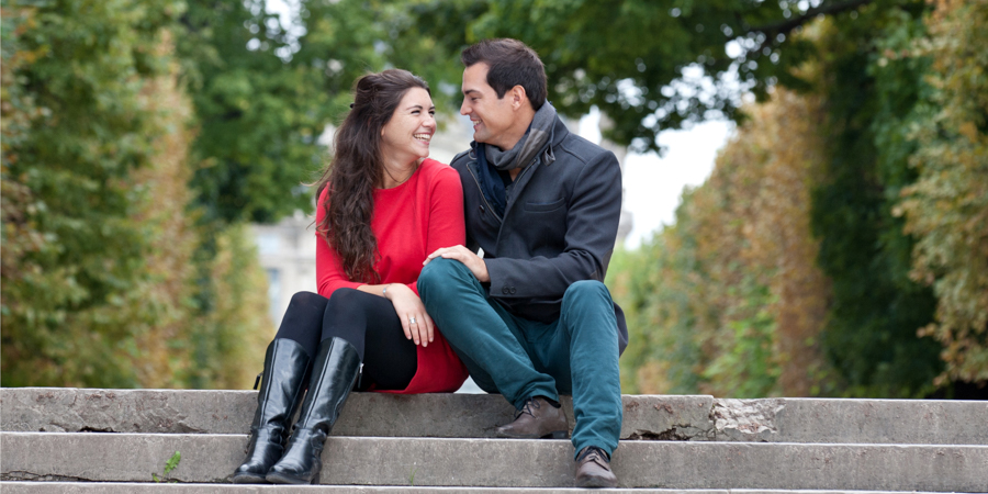 seance photo engagement a paris dans le parc des tuilleries