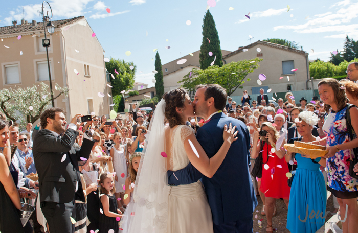 photographe-mariage--sortie-de-mairie-provence-Château-la-Tour-Vaucros-jour-j-photographie